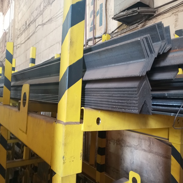 Уголок гнутый стальной